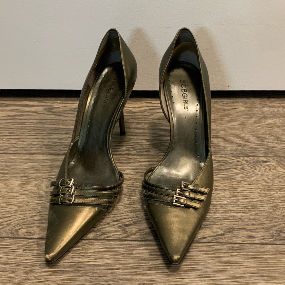 BCBGirls Metallic Green Leather Pumps โ Size 7.5M